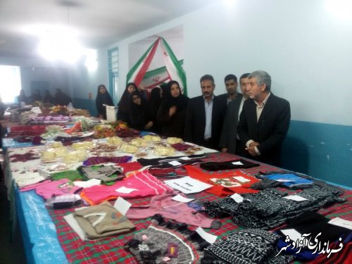 بازدید فرماندار آزادشهر از نمایشگاه توانمندی های بانوان شهر نوده خاندوز