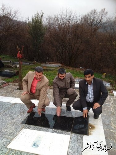 شرکت بخشدار چشمه در غبار روبی مزار شهدای شهر نوده خاندوز