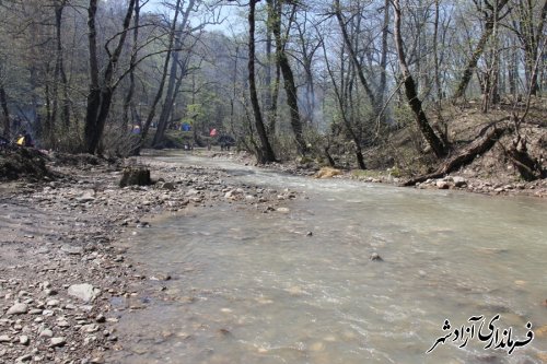 حضور فرماندار شهرستان آزادشهر  بین مردم در روز طبیعت