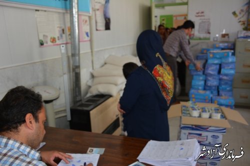 توزيع سبد غذايی طرح بنياد علوی بين مادران باردار و شيرده واجد شرايط در شهرستان آزادشهر