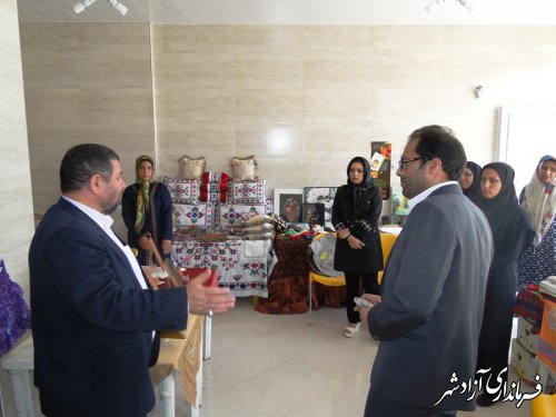 بازدید فرماندار شهرستان آزادشهر از نمایشگاه صنایع دستی