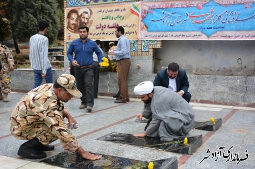 حضور مدیر شبکه بهداشت و درمان  آزادشهر در مراسم عطر افشانی و غبار روبی گلزار شهدای شهرستان آزادشهر در هفته دولت 