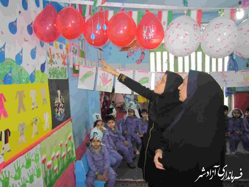 برپایی نمایشگاه با موضوع انقلاب اسلامی در مهد های کودک شهرستان آزادشهر