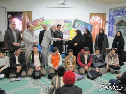 توزیع کمک های نیکوکار تهرانی بین دانش آموزان موفق تحصیلی دبیرستان آیت اله خامنه ای شهرستان آزادشهر