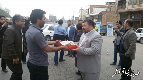 استقبال فرماندار از اولین مسافر نوروزی شهرستان آزادشهر
