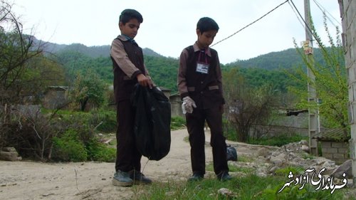 پاکسازی محیط روستا از زباله توسط دانش آموزان مدرسه شهدای روستای کوهمیان