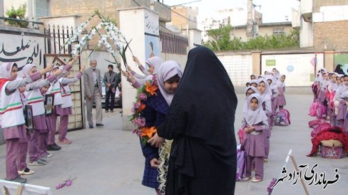 استقبال دانش آموزان مدرسه هاجر از دختر اولین شهید مدافع حرم شهرستان آزادشهر شهید حاج احمد غلامی
