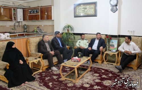 دیدار فرماندار شهرستان آزادشهر با خانواده شهدای مبارزه مواد مخدر