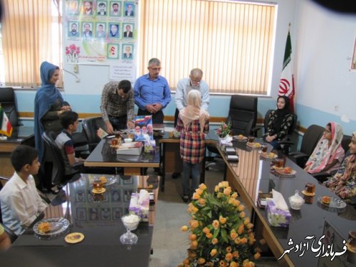 تجلیل از دانش آموزان مدال آور مسابقات شطرنج استانی شهرستان آزادشهر