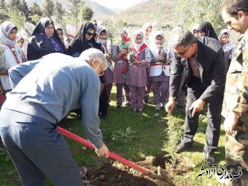 طرح کاشت نهال به یادیک شهید توسط دانش آموزان آزادشهر در هفته منابع طبیعی