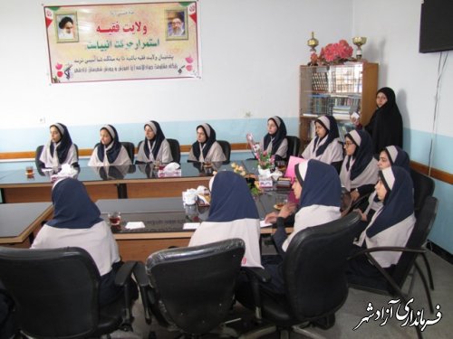 نشست اعضای شورای دانش آموزی دبیرستان حضرت راضیه(س) با مدیر آموزش و پرورش شهرستان آزادشهر