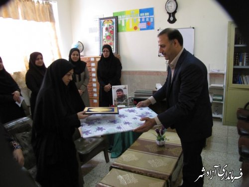 دیدار مدیرآموزش و پرورش شهرستان آزادشهر با همسر شهیدمدافع حرم