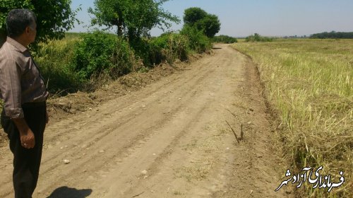 پروژه تیغ‌زنی و رگلاژ جاده‌های بین مزارع آزادشهر