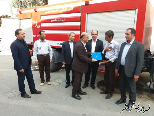 فرماندار از پایگاه آتش نشانی شهرداری آزادشهر بازدید کرد