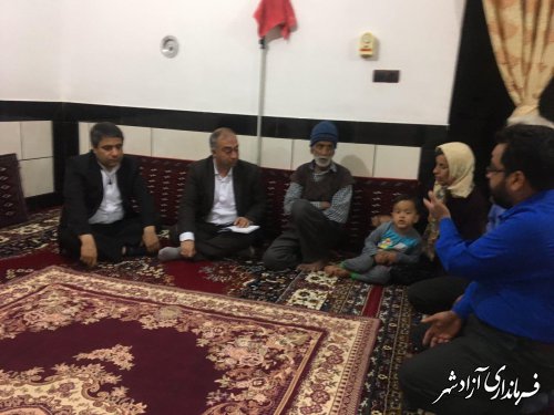 بازدید معاون فرماندار به همراه نماینده مجلس شورای اسلامی از یک خانواده معلول در شهرستان آزادشهر