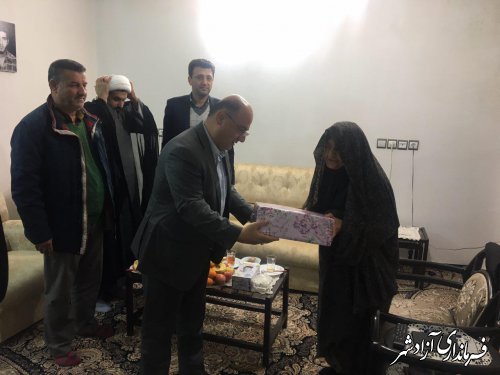 دیدار شبانه فرماندار و جمعی از مسئولین شهرستان آزادشهر از مادر شهید حسینی در شهر نوده خاندوز