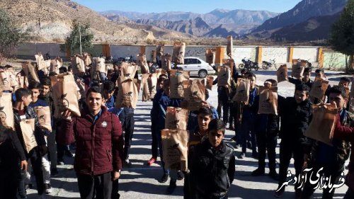 توزیع بسته های بهداشتی بین دانش آموزان مدارس مجری طرح سلامت نوجوانی شهرستان آزادشهر