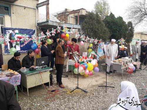 ضبط برنامه رادیویی جشن انقلاب در دبستان حر روستای پشمک توقتمش شعهرستان آزادشهر