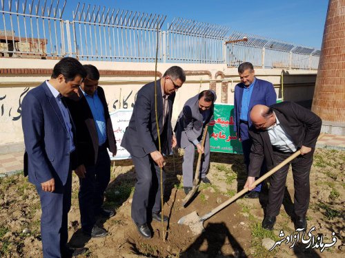 کاشت نهال توسط فرماندار و مسئولین شهرستان آزاشهر به مناسبت روز درختکاری 