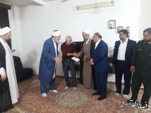 دیدار فرماندار و امام جمعه از خانواده یک جانباز اهل سنت در شهرستان آزادشهر