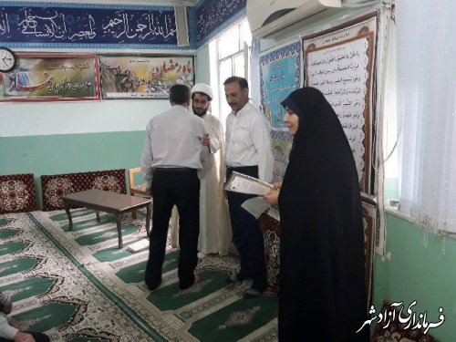 اعطای لوح تقدیر امام جمعه به کارکنان اداری آموزش و پرورش آزادشهر