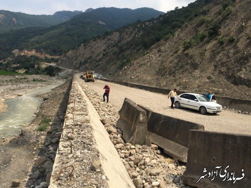 بازدید میدانی مشترک ملک حسینی معاون عمرانی فرمانداری شهرستان به اتفاق مهندس باشقره رئیس اداره راه و شهرسازی شهرستان از پروژه شانه سازی و احداث دوربرگردان های استاندارد محور آزادشهر- نوده