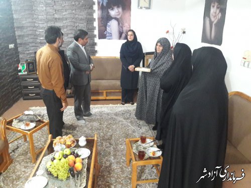 دیدار و دلجویی معاون سیاسی و امنیتی فرمانداری و جمعی از روسای ادرات از 3 خانواده شهید در آزادشهر