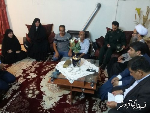 دیدار و دلجویی معاون سیاسی و امنیتی فرمانداری و جمعی از روسای ادرات از 2 خانواده شهید در آزادشهر