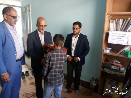 توزیع هدایای آستان قدس رضوی بین دانش آموزان مدارس شهرستان آزادشهر