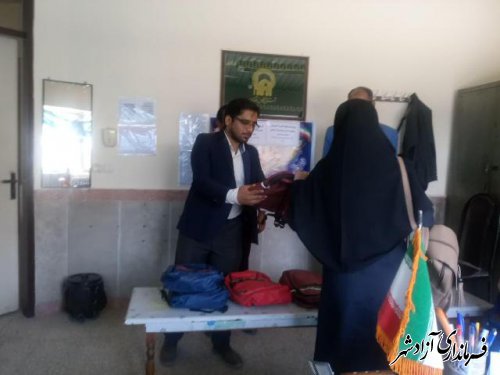 توزیع هدایای آستان قدس رضوی بین دانش آموزان مدارس شهرستان آزادشهر