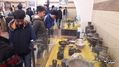 بازدید دانش آموزان دبستان معلم گنبد کاووس از موزه مردم شناسی آزادشهر به مناسب گرامیداشت دهه فجر
