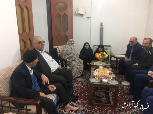 دیدار فرماندار و جمعی از اعضای شورای تامین آزادشهر با مادر شهید عبدالله میرعرب