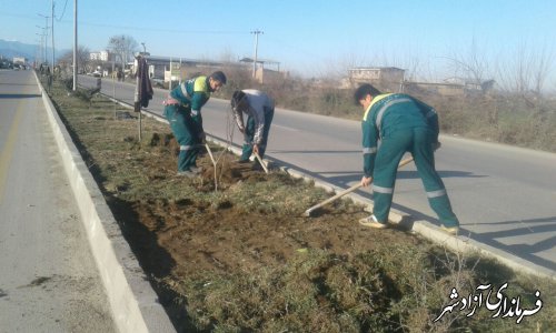 فعالیت پرسنل فضای سبز شهرداری در سطح شهر وپارکهای مرکزی /زیتون /کودک