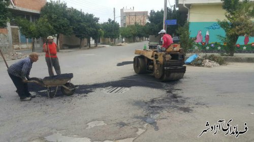 لکه گیری آسفالت خیابانها .کوچه ها  سطح شهر توسط واحد عمران