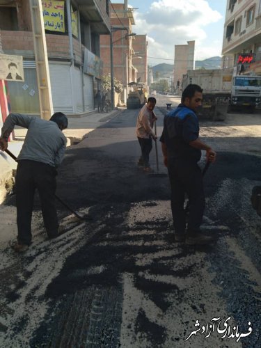 آسفالت در شانزده متری جدیدالحداث شهرداری واقع در خیابان شهید رجایی 