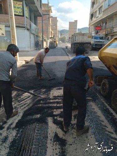 آسفالت در شانزده متری جدیدالحداث شهرداری واقع در خیابان شهید رجایی 