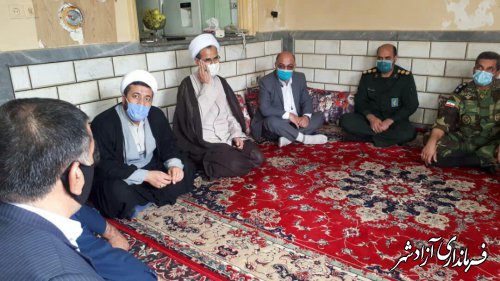 دیدار فرماندار و امام جمعه و اعضای شورای تامین آزادشهر با دو خانواده شهید