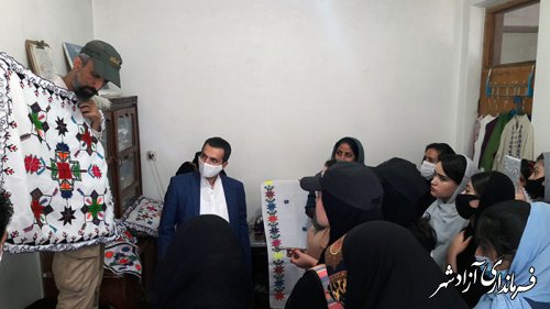اولین تور تخصصی کارگاه های صنایع دستی شهرستان آزادشهر به مناسبت هفته گردشگری برگزار شد