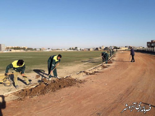 پاکسازی گل ولای  وشستشوی زمین چمن مصنوعی بلوار شهید کوهساری توسط پرسنل واحد فضای سبز