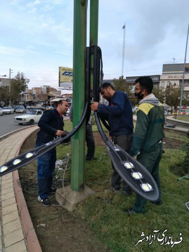 مرمت روشنایی میدان مرکزی با چراغهای جدید ال ای دی بجهت زیبایی ودید بیشتر رانندگان در سطح مرکز شهر 