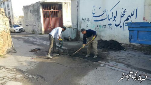 ترمیم آسفالت کوچه جنب مسجدجامع توسط واحد عمران شهرداری آزادشهر