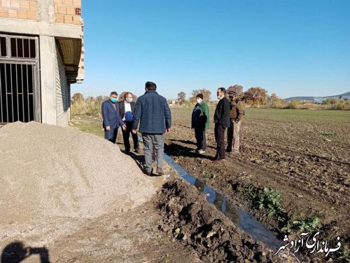 بازدید شهردار دکتر منصوری بهمراه مهندس قورچای مسئول عمران از پروژهای سطح شهر وحل مشکل برق رسانی یکی از همشهریان