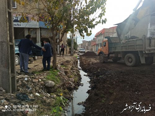 زیرسازی واجرای آسفالت انتهای کوچه فرهنگیان به طرف کمربندی با نظارت دکتر منصوری شهردار آزادشهر 