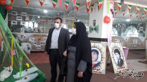 بازدید سرپرست بخشداری مرکزی آزادشهر از نمایشگاه سپیده دم انقلاب روستای ازدارتپه
