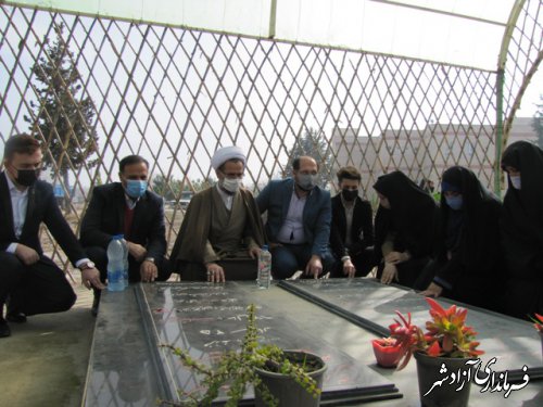 غبارروبی و عطر افشانی گلزار شهدای گمنام دانشگاه آزاداسلامی آزادشهر