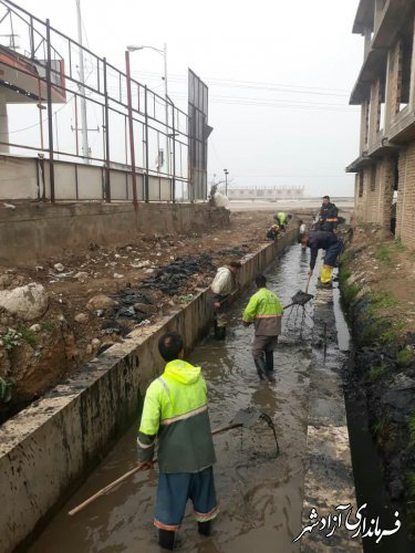 لایروبی کانال های خروجی شهر توسط واحد خدمات شهری  بجهت رفع مشکل دفع آبهای سطحی