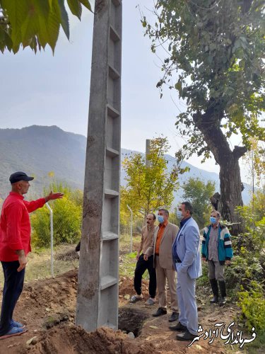 بازدید فرماندار آزادشهر از اجرای طرح برق رسانی به روستای تخت زمین