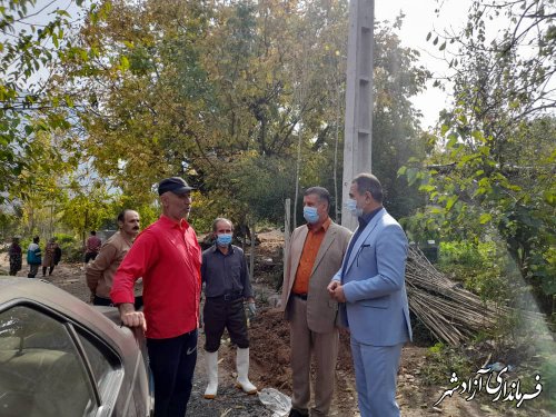 بازدید فرماندار آزادشهر از اجرای طرح برق رسانی به روستای تخت زمین