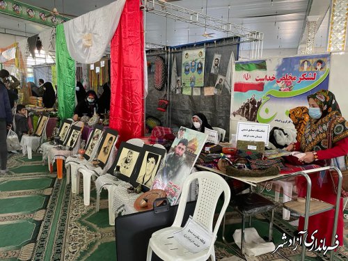 برپایی نمایشگاه توانمندی‌های هنرمندان صنایع دستی آزادشهر به مناسبت هفته بسیج 
