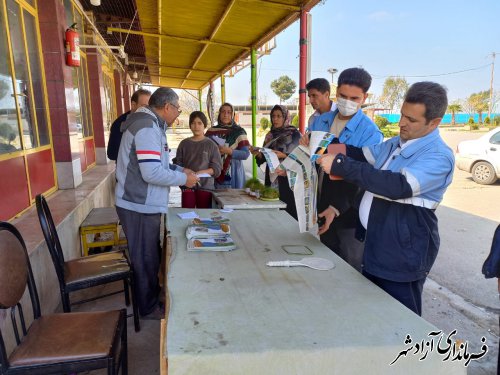 توزیع برشور و دفترچه راهنمای گردشگری به مسافرین نوروزی شهرستان آزادشهر